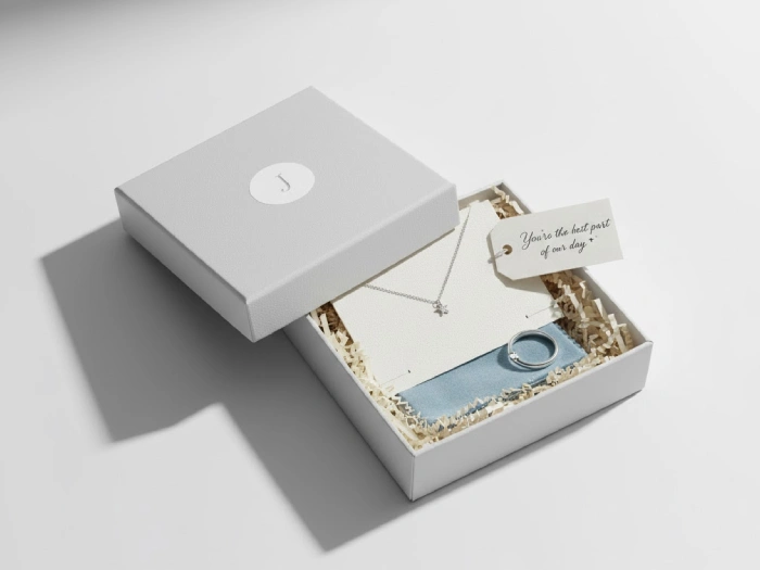 جعبه زیره و رویه به همراه پوشال و زیورآلات درون آن