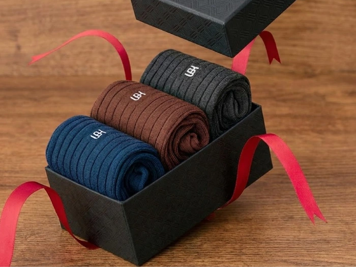 بسته بندی جذاب جوراب درون جعبه زیره و رویه