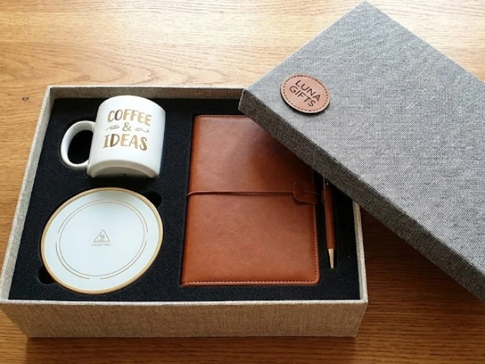 هاردباکس برای هدایای سازمانی به همراه ماگ و دفترچه