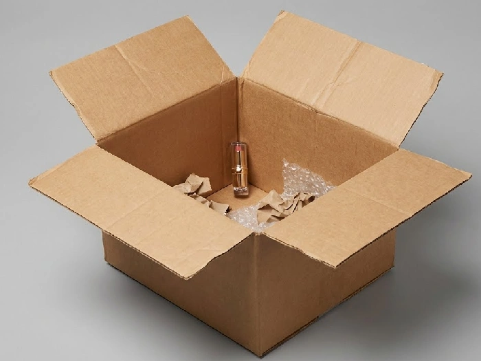 محصول آرایشی درون کارتن پستی بزرگ تر از نیاز