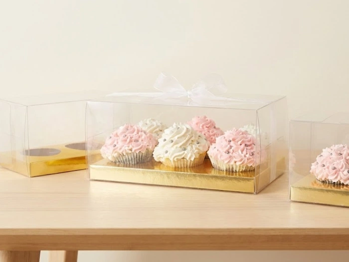 ایده بسته بندی کیک خانگی برای فروش داخل جعبه طلق‌دار با سینی طلایی مناسب کاپ‌کیک