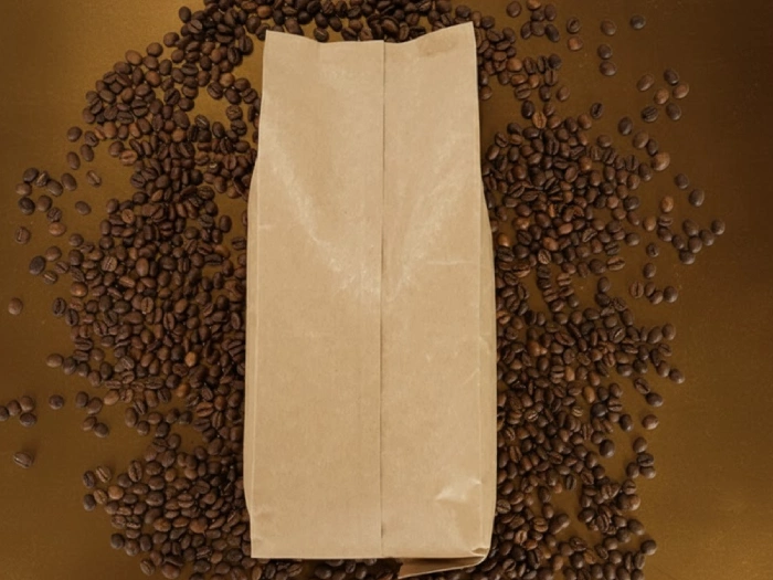 پاکت کرافت در کنار دانه های قهوه