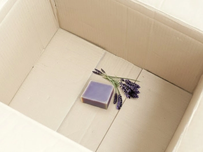 یک صابون دست ساز درون یک جعبه کارتنی بزرگ