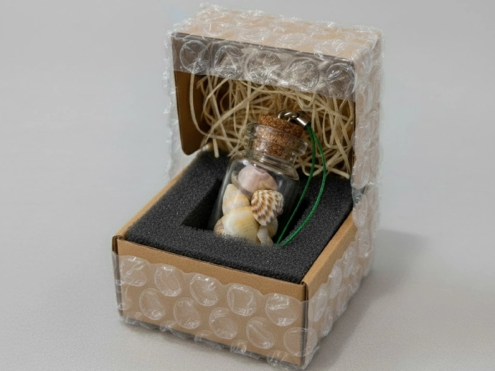 آویز شیشه ای قرار گرفته درون هارد باکس