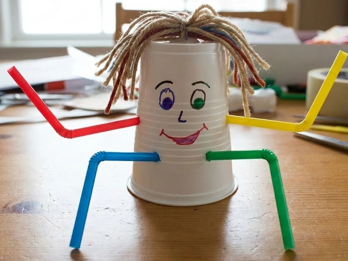 کاردستی با لیوان یکبار مصرف و نی