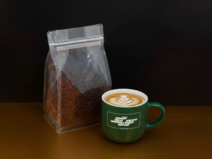 باکس پوچ شفاف و دانه های قهوه درون آن