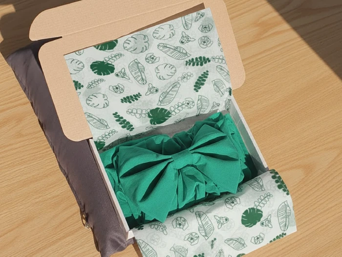 پیراهن روی کاغذ پوستی طرح داری که درون جعبه کیبوردی قرار گرفته