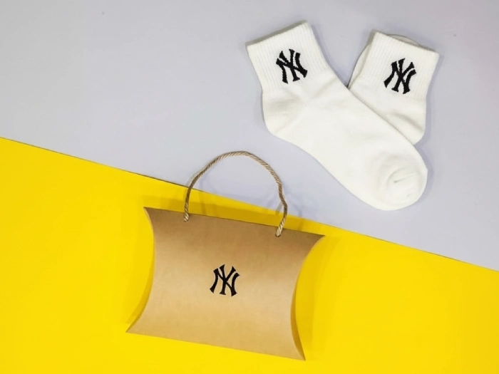 جوراب کنار جعبه بالشتی