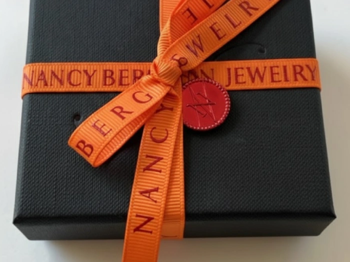 جعبه کیبوردی با روبان نارنجی و لوگوی قرمز