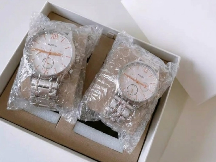 ساعت پیچیده شده در نایلون حباب دار