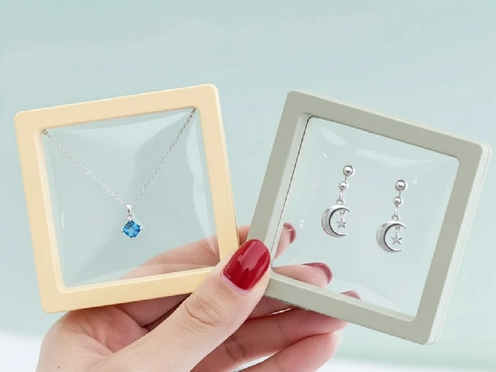 دو جعبه طلق دار با اکسسوری درون