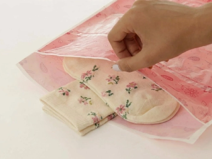 قرار دادن جوراب در پاکت فلایر طرح دار 