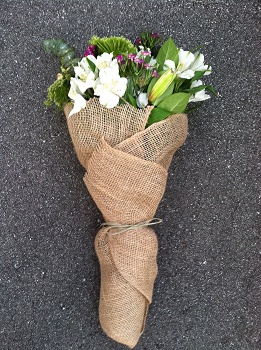 تزئین و پیچیدن دسته گل با پارچه کنفی در خانه