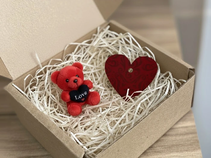 جعبه کیبوردی به همراه پوشال و کارت هدیه و خرس قرمز رنگ