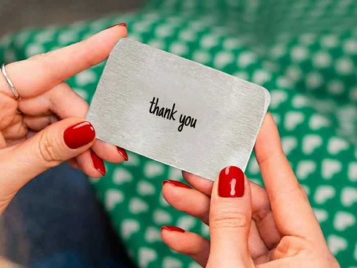 کارت تشکر در دست یک خانم