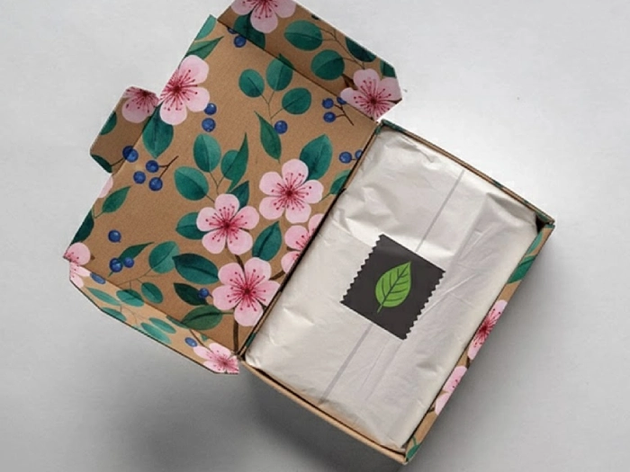 صابون پیچیده شده در کاغذ در جعبه کیبوردی طرح دار