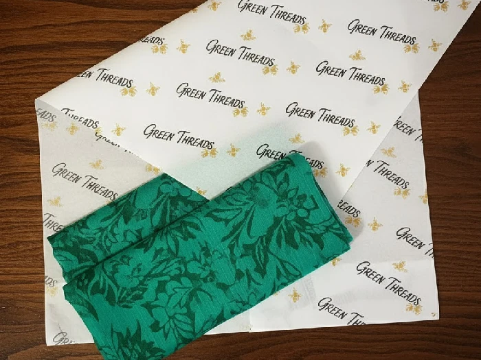 یک شال درون کاغذ پوستی نازک