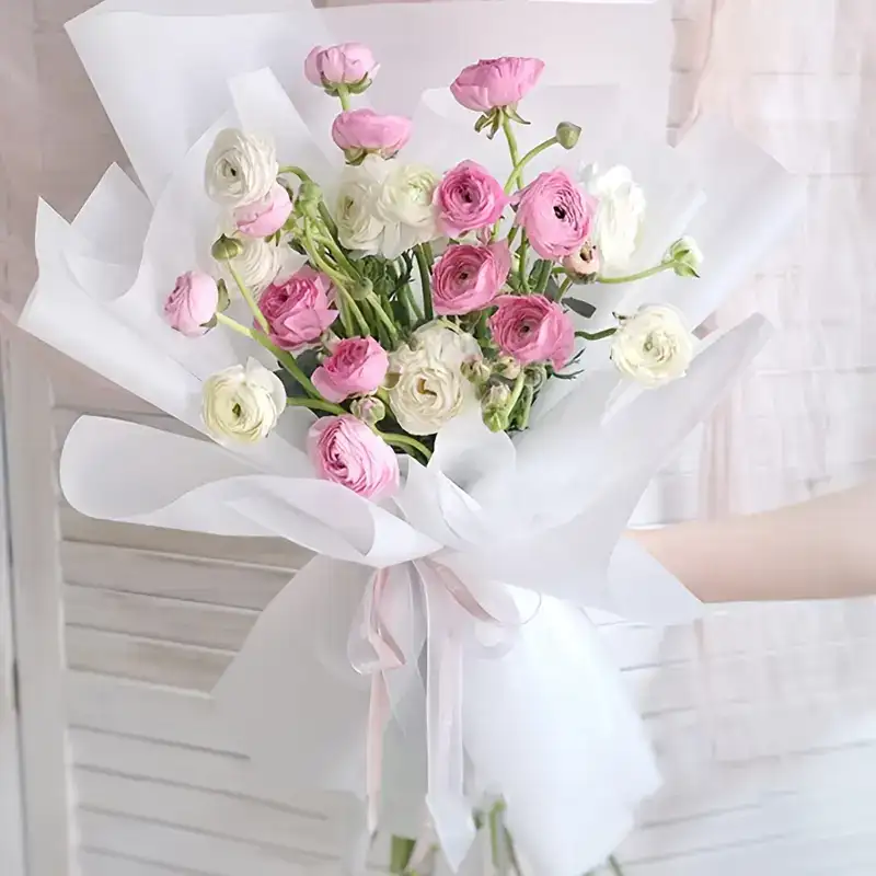 بسته بندی گل با کاغذ مومی