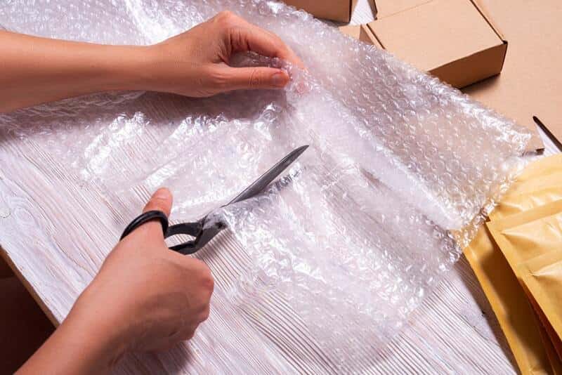 مراحل بسته‌ بندی مبل با نایلون حبابدار