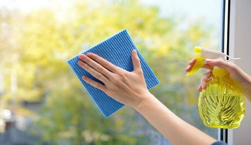 پاک کردن جای چسب نواری از روی شیشه