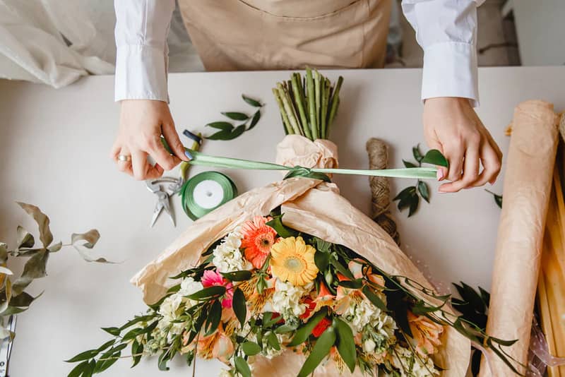 تزئین دسته گل با روبان